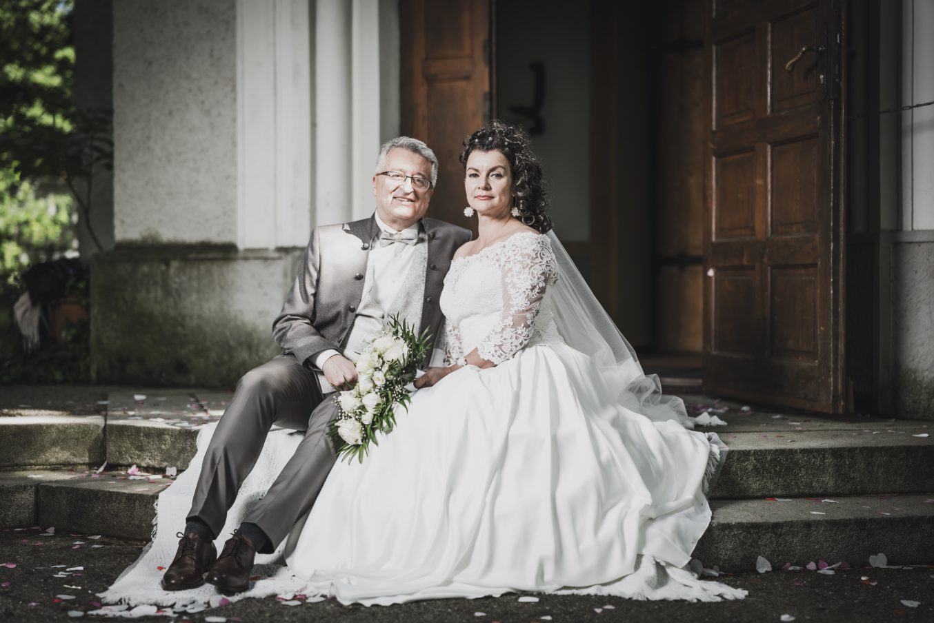 Braut und Bräutigam vor der Kirche - Braut und Bräutigam vor Kirchenportal - Hochzeitsfotograf München Chiemsee