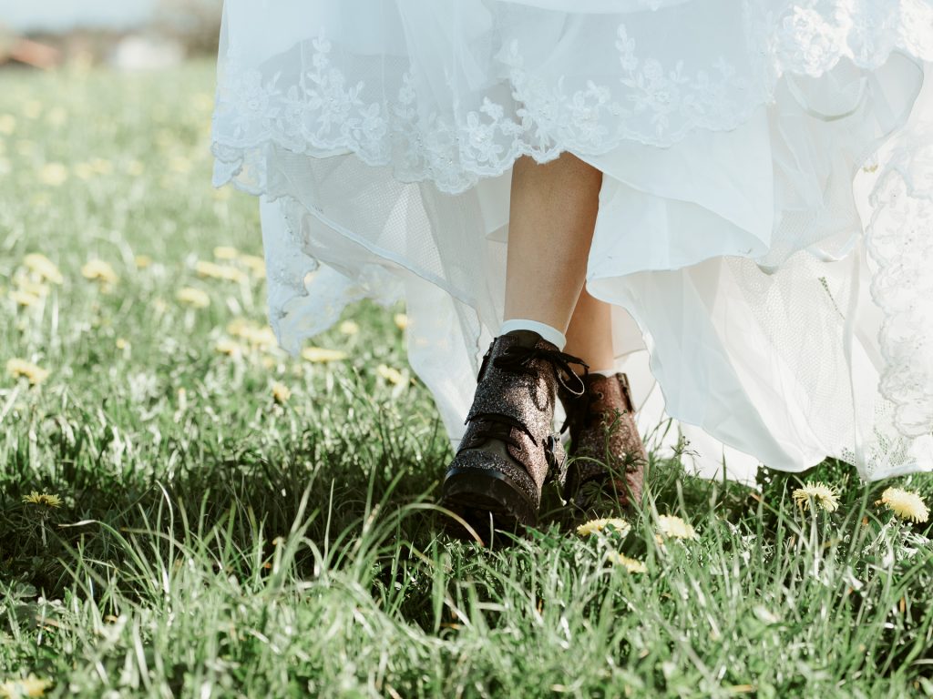 Die Schuhe der Braut waren ein totales Highlight beim Brautpaarshooting in Rosenheim bei München