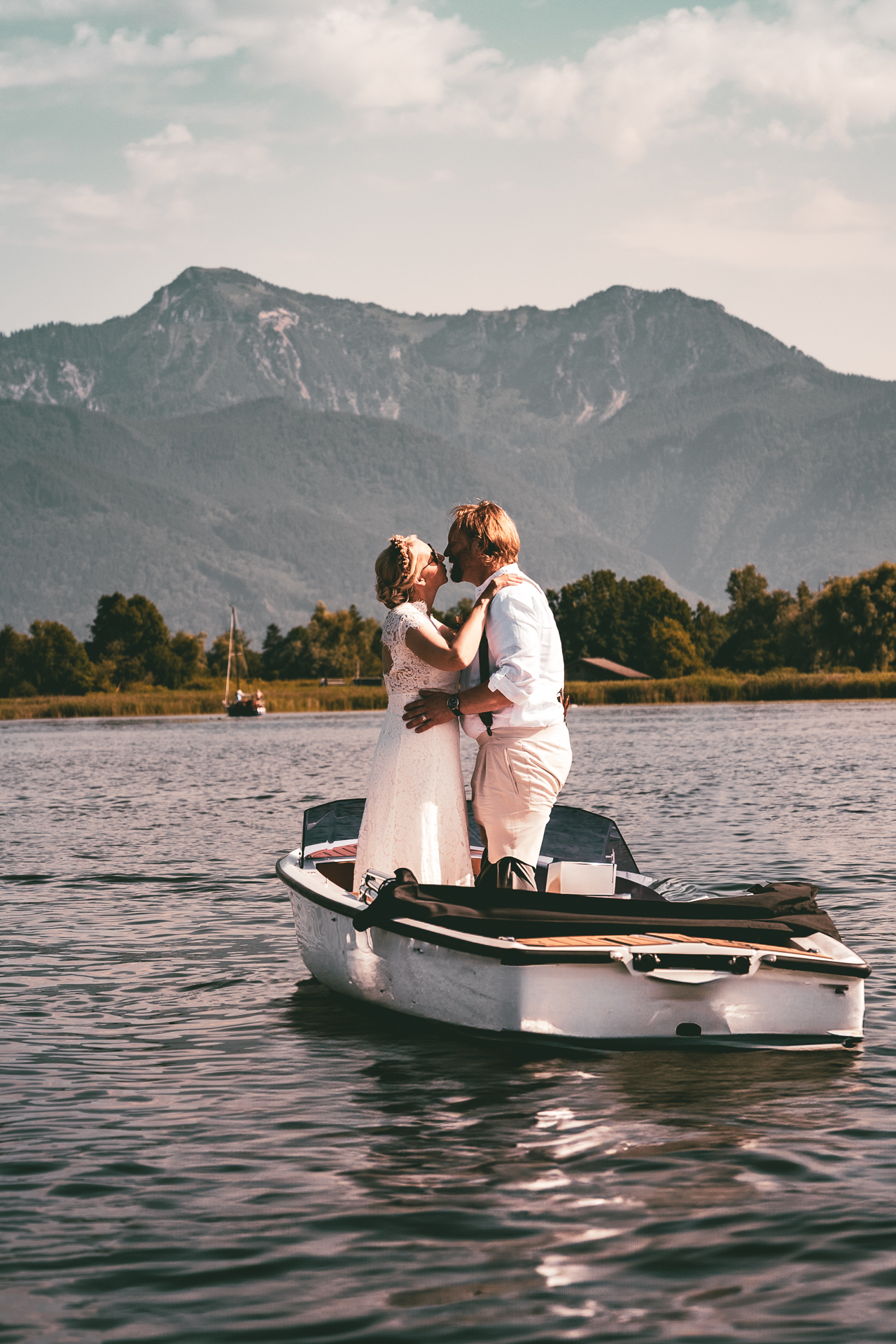 Kuss zur Hochzeit auf dem Chiemsee