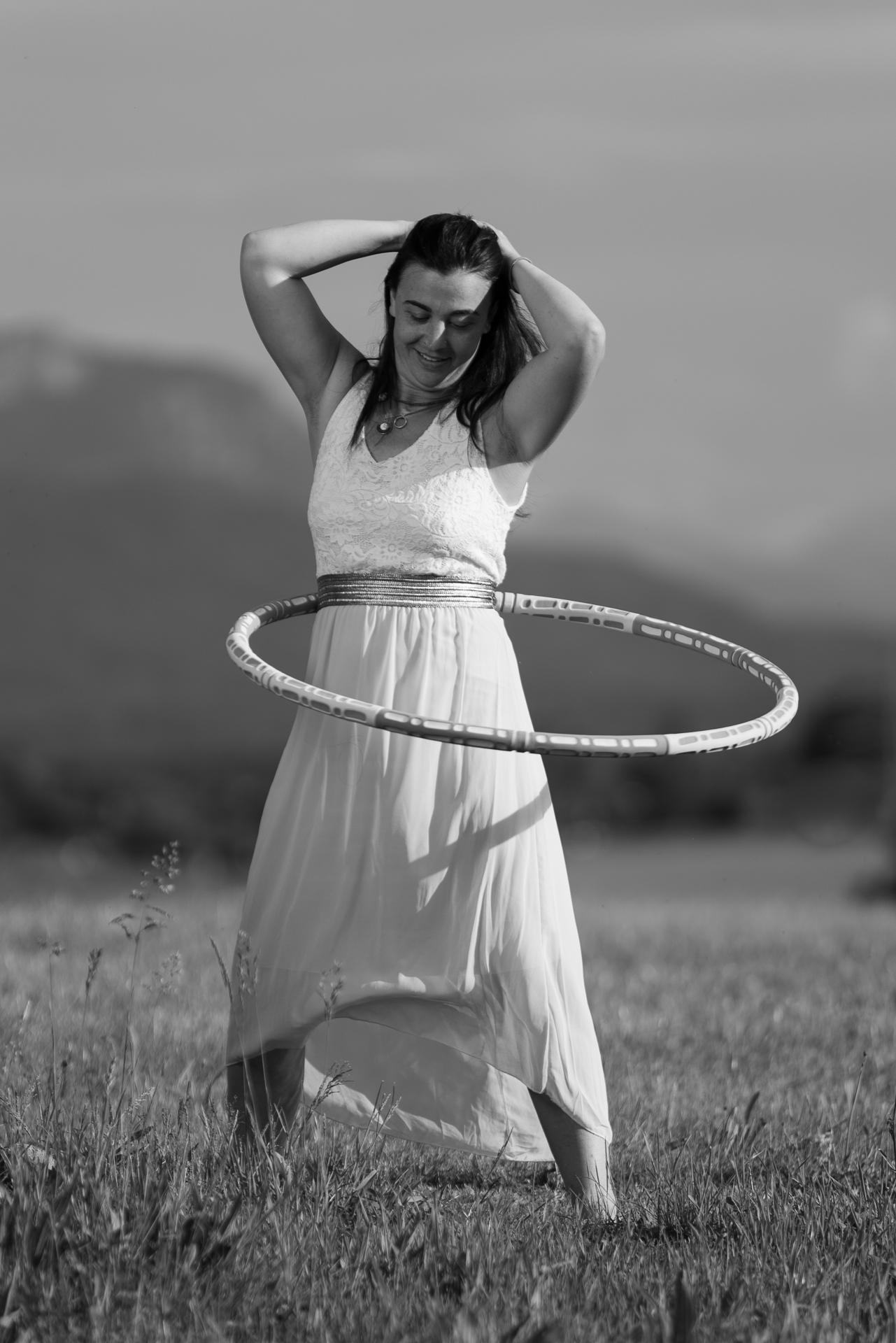 Fotografie- Outdoor Shooting mit Daniela und dem Hoola Hup Reifen in Schwarz Weiß.