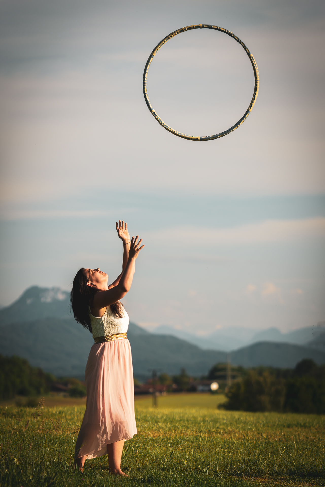 Outdoor-Fotografie – Daniela wirft den Hula-Hoop-Reifen in die Luft