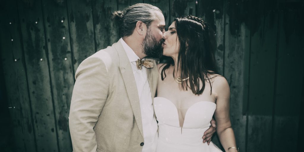 Brautpaar küsst sich während der Hochzeitsfotografie